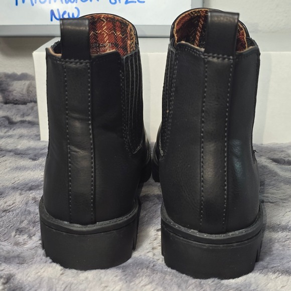 NWB b.o.c. Erin Chelsea Boots Black Mismatched Size Women Right 8 Left 7.5 - Picture 4 of 8